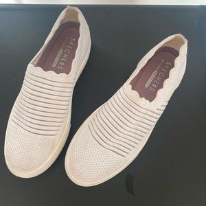 Shoes white on white Skechers with memory foam